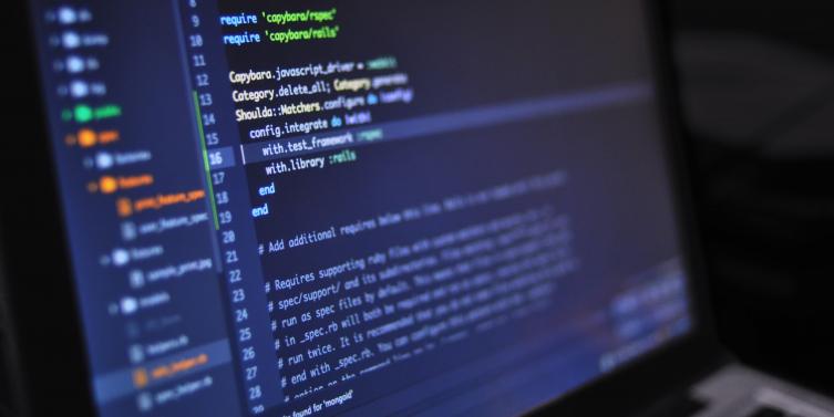 En el presente curso 20/21 se oferta como novedad el Ciclo formativo grado superior DAM (Desarrollo de aplicaciones multiplataforma) de la familia de Informática y Comunicaciones. El primer curso de DAM y DAW tienen los mismos módulos así se pueden obtener ambas en 3 cursos .