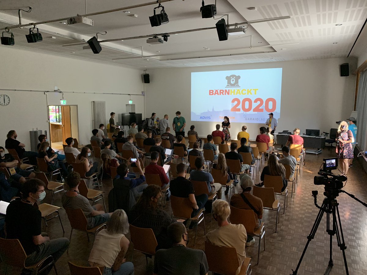 bernhackt's tweet photo. Jetzt gehts los - volles Haus bei BärnHäckt - und herzlich Willkomme an alle Hacker, Sponsoren, Helfer und alle anderen 👏 let‘s have an awesome weekend 🚀👩‍💻🧑🏽‍💻👨🏿‍💻👩🏼‍💻 https://t.co/INvOs0YyOx