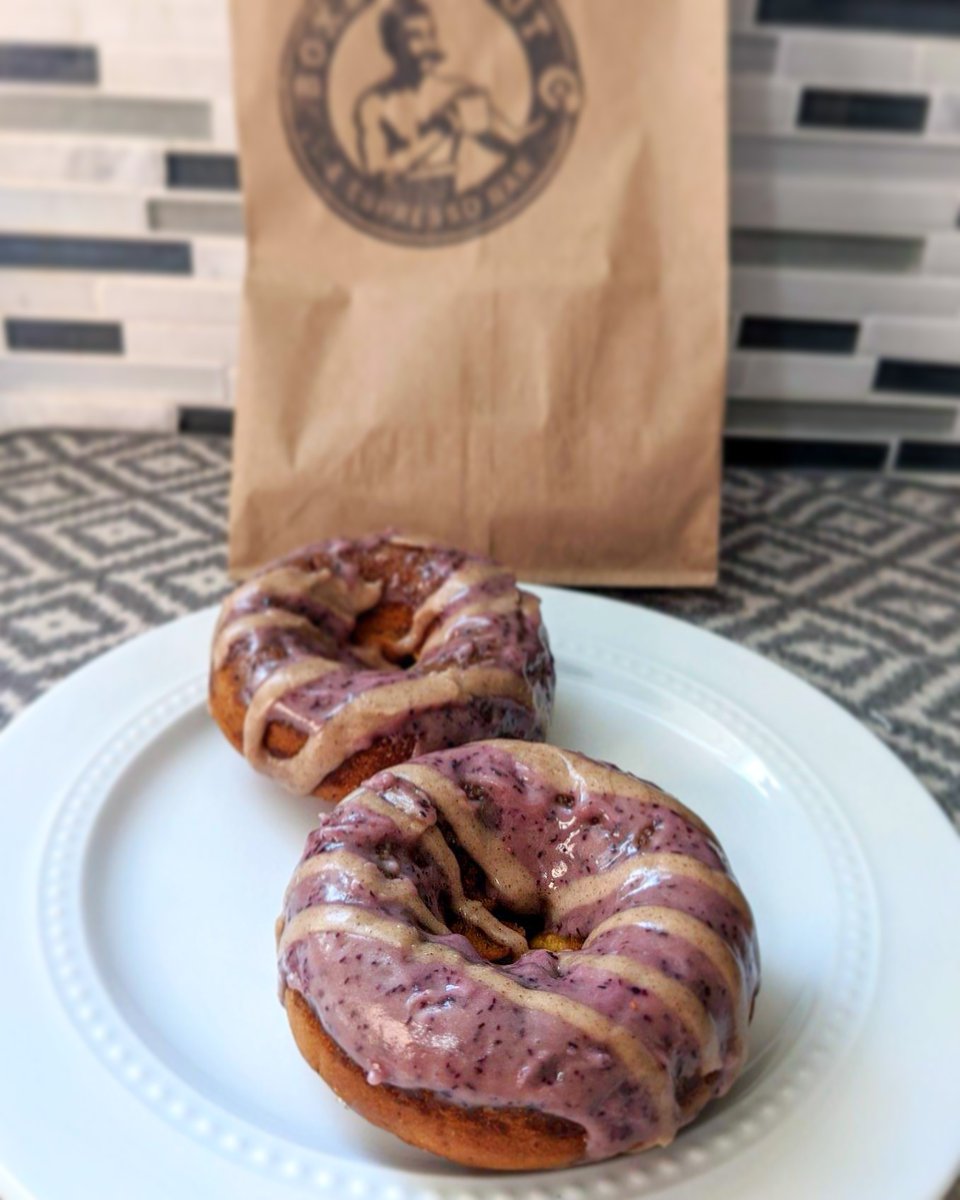 InfinitePantry's tweet photo. BOXER DONUT🍩 We woke up to see that our local donut shop brought back #vegan #donuts to their menu and we headed straight out the door! This is their blueberry glaze with cinnamon drizzle🤤 #nyack https://t.co/PjnxnV0kGl