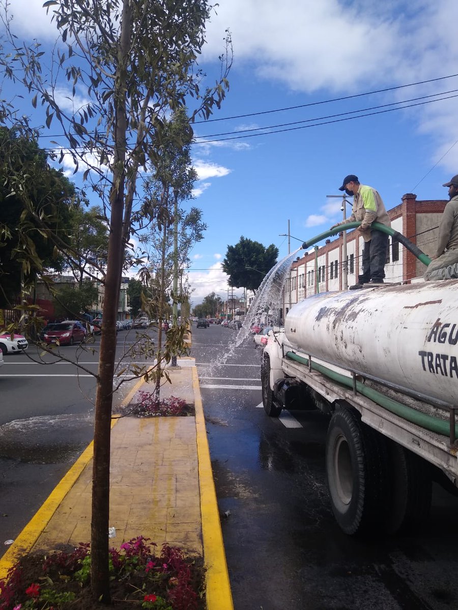 A_VCarranza's tweet photo. #TerritorialMorelos| Se realizan labores de #riego en camellón de Ferrocarril de Cintura, de Diagonal de Circunvalación a eje 1 nte., col. Morelos, como parte del mantenimiento a espacios que favorecen la imagen urbana.💦🌱
@julio_morenori

#VCEnServicio
#ExperienciaYResultados https://t.co/4XWbvw0SD1