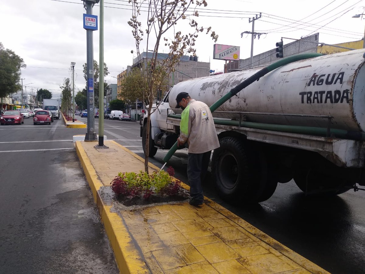 A_VCarranza's tweet photo. #TerritorialMorelos| Se realizan labores de #riego en camellón de Ferrocarril de Cintura, de Diagonal de Circunvalación a eje 1 nte., col. Morelos, como parte del mantenimiento a espacios que favorecen la imagen urbana.💦🌱
@julio_morenori

#VCEnServicio
#ExperienciaYResultados https://t.co/4XWbvw0SD1