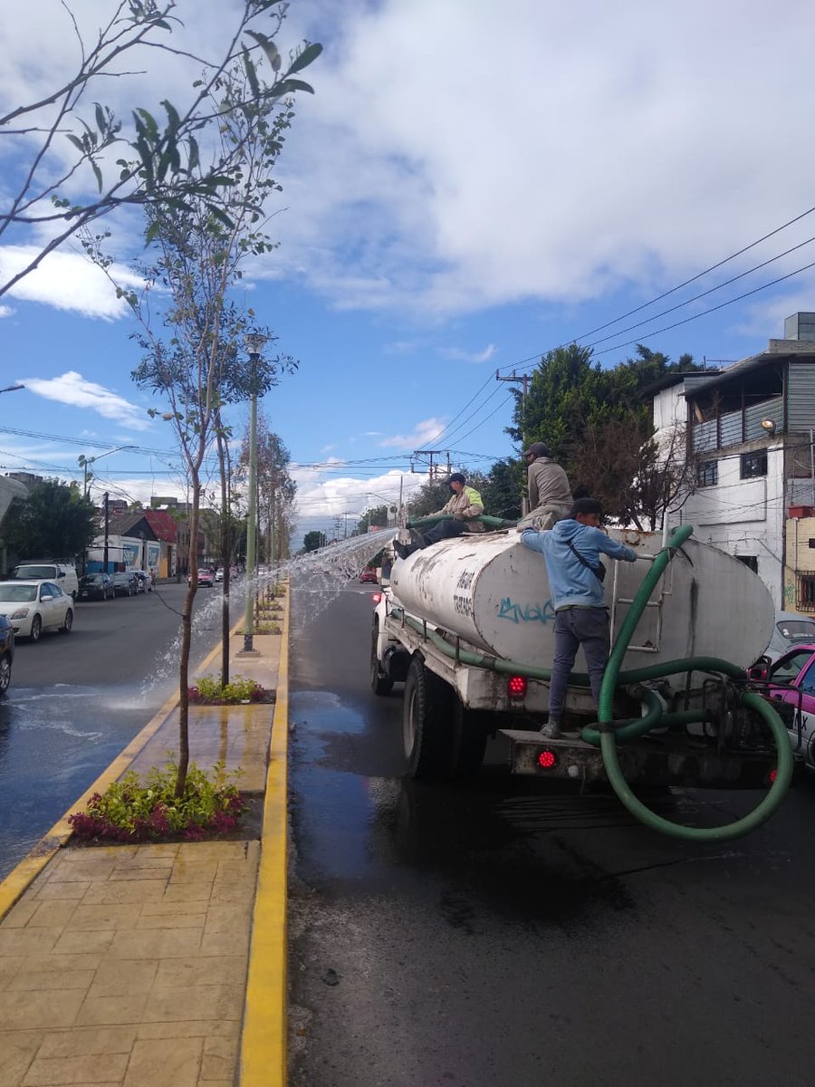 A_VCarranza's tweet photo. #TerritorialMorelos| Se realizan labores de #riego en camellón de Ferrocarril de Cintura, de Diagonal de Circunvalación a eje 1 nte., col. Morelos, como parte del mantenimiento a espacios que favorecen la imagen urbana.💦🌱
@julio_morenori

#VCEnServicio
#ExperienciaYResultados https://t.co/4XWbvw0SD1