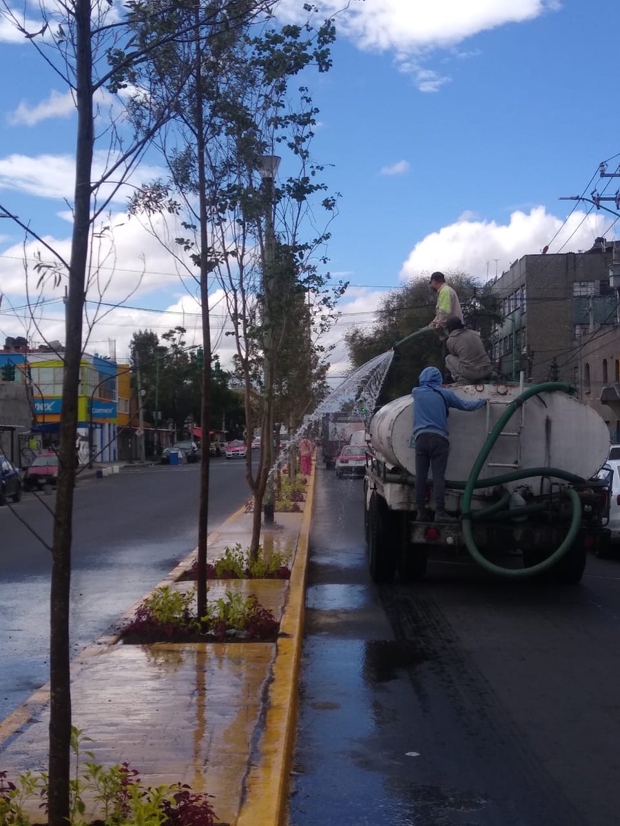 A_VCarranza's tweet photo. #TerritorialMorelos| Se realizan labores de #riego en camellón de Ferrocarril de Cintura, de Diagonal de Circunvalación a eje 1 nte., col. Morelos, como parte del mantenimiento a espacios que favorecen la imagen urbana.💦🌱
@julio_morenori

#VCEnServicio
#ExperienciaYResultados https://t.co/4XWbvw0SD1