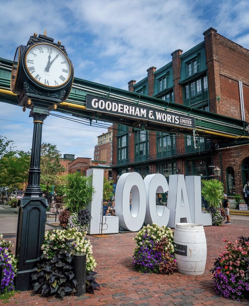 DistilleryTO's tweet image. Are you staying LOCAL for the #longweekend? ❤️
#DistilleryTO will be open 12-5pm this holiday Monday, with many of our independent businesses operating beyond those hours . We can&apos;t wait to see everyone! 🌞
(Pic: Destination Toronto)