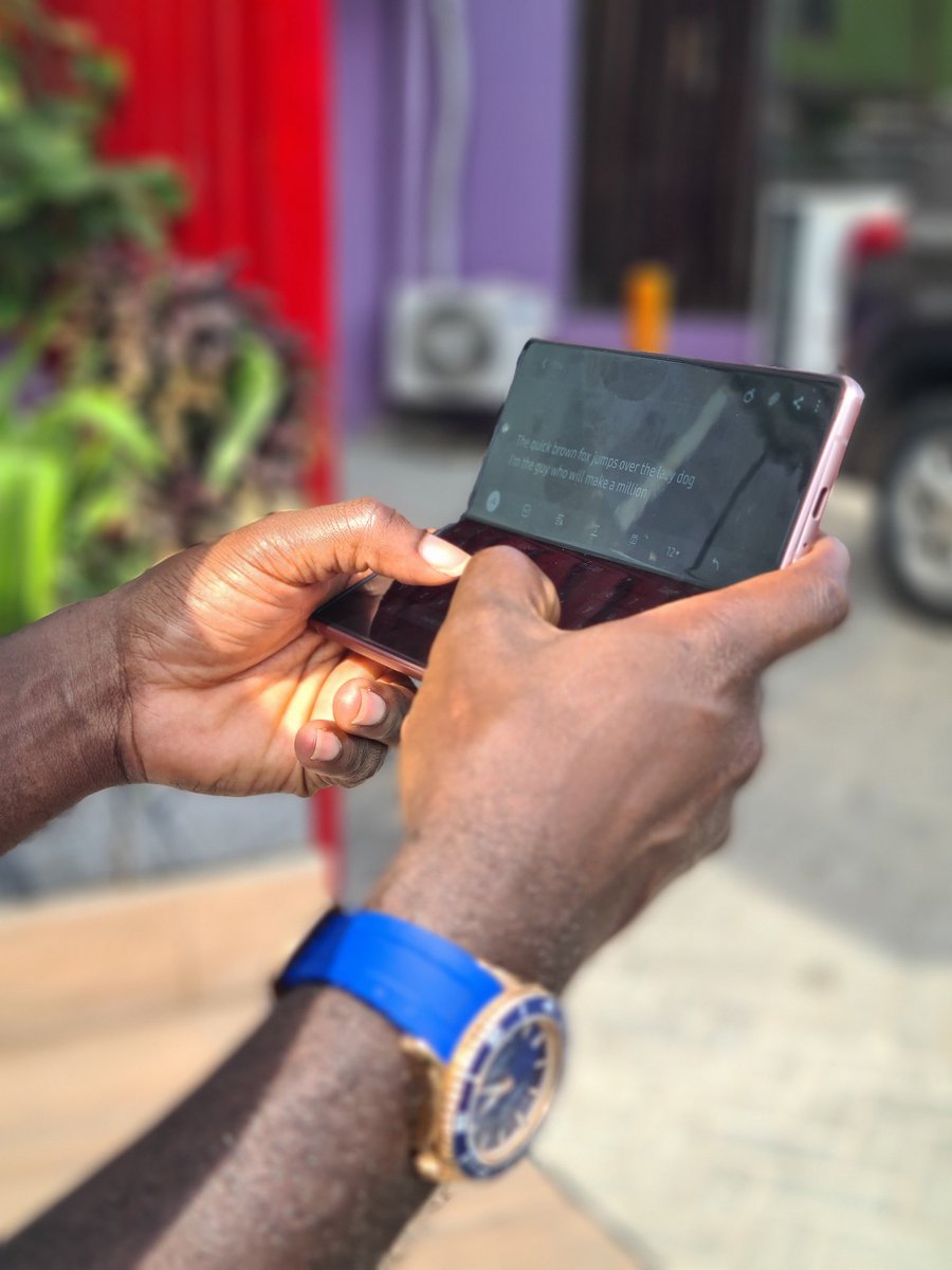 therealSpiky's tweet photo. The 3 different states in which the #ZFold2 can be used.
The front cover screen.
As a "communicator"
As a tablet.
#Samsung #ShotWithGalaxy #ShotWithS20Plus #ShotonSamsung #ShotOnS20Plus https://t.co/FOaQKQKF6Z