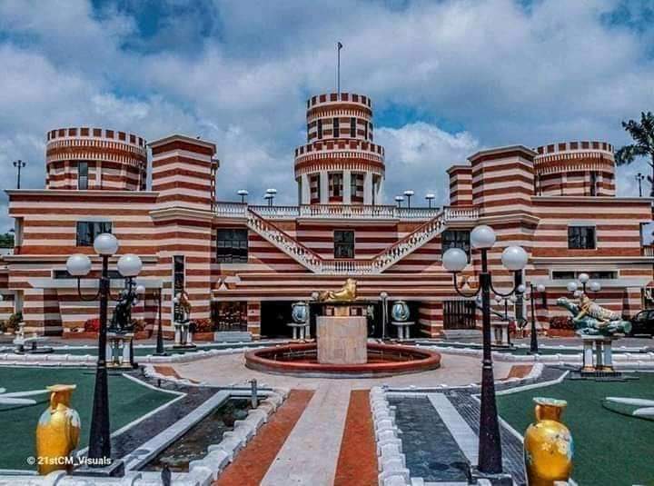 KogiSACT's tweet photo. ROYALTY TOURISM: THE AZAD PALACE OF THE OHINOYI OF EBIRA LAND, HRM DR ADO IBRAHIM.
Take A Look At Pictures Of The Most Beautiful Palace In West Africa Belonging To The King Of Ebiraland.
#everydaykogi #KogiSACT https://t.co/uuPfaF3E2K