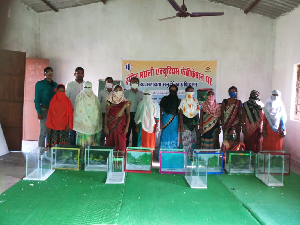 cg36fisheries's tweet photo. धुर नक्सल क्षेत्र @DantewadaDist  में प्रशासन द्वारा स्वरोजगार योजना #bihan अन्तर्गत अंचल के #womenshg को #colourfish के व्यवसाय का प्रशिक्षण, महिलाएं #aquarium  निर्माण सीख रही हैं। शहरी क्षेत्र में अच्छी मांग है @ChhattisgarhCMO @GMgeetha97 @DPRChhattisgarh @CG36Agriculture https://t.co/Wi6shVoWXj