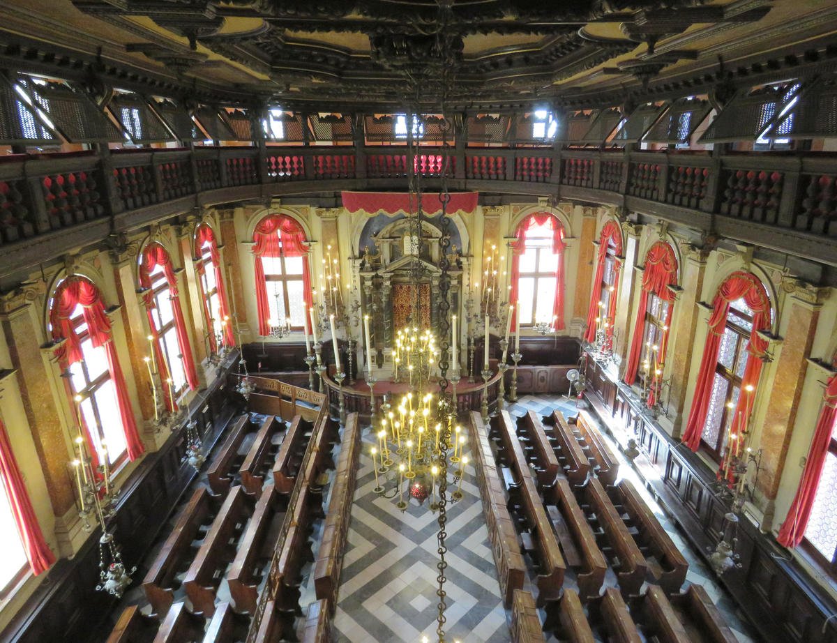 The Spanish Synagogue was built in 1550 in the Venice Ghetto by Jews who had been expelled from Spain.It was allowed by the Venetian authorities on the condition that its exterior didn't indicate it was a synagogue.