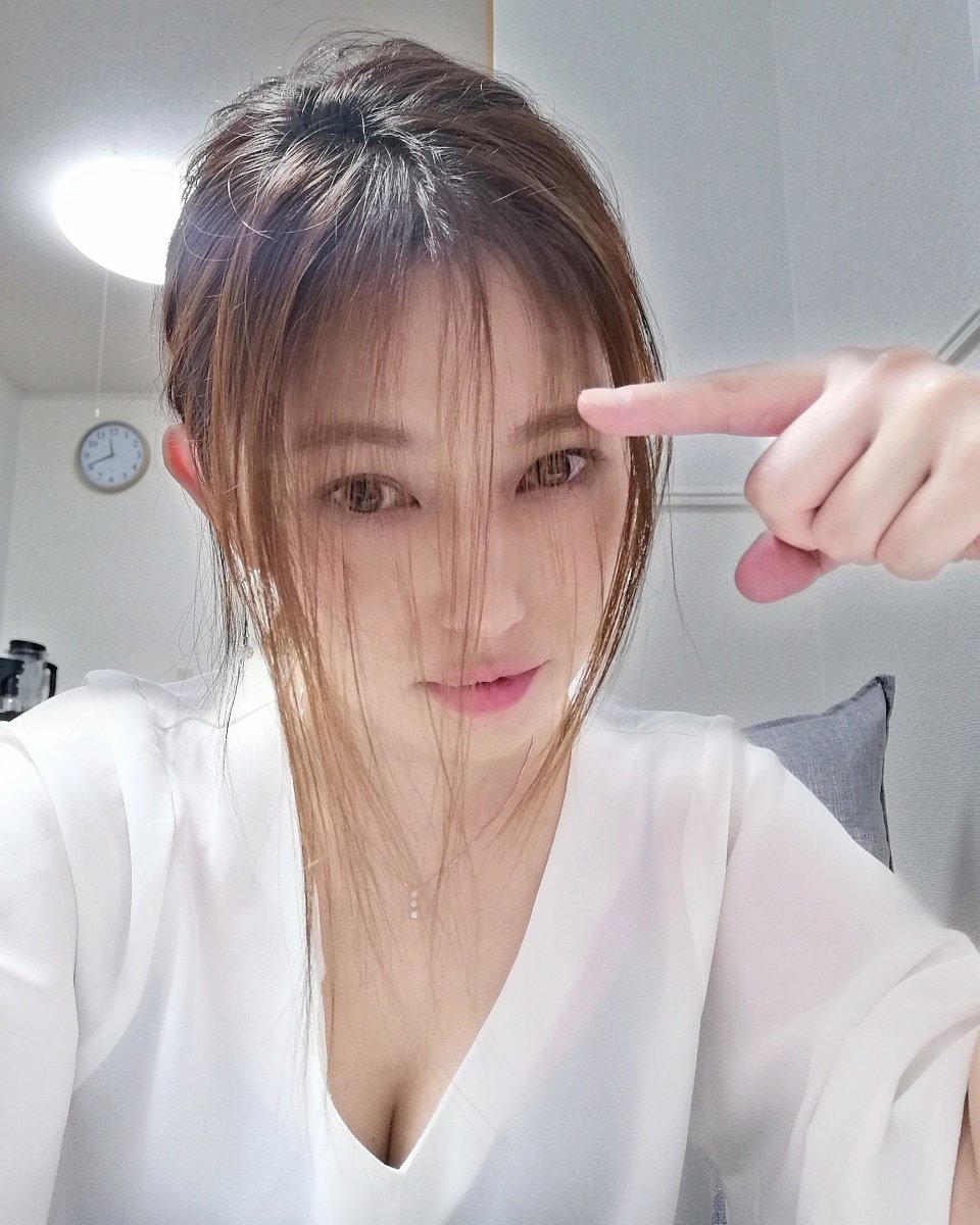 Mai Nakashima Sur Twitter 井川遥に憧れて伸ばしてた前髪を切ってやったぜ 天パだから前髪あっちこっちいって大変だから伸ばしてたことだけ忘れて 切ってから思い出した 毎朝のセットに時間かかる やってしまったかもしれない運転 でも短いのも気に入って