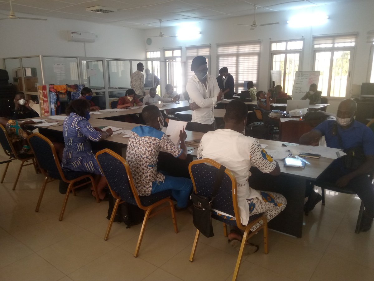 afrofashionev's tweet image. Fin de cette première journée. Les participants repartent avec cinq exercices de maison 😂. Quoi de mieux pour demeurer dans l&apos;esprit du fashion ? 
@Tgtwittos @NunyaLab @CopainSikatriss 
#FashionEv
#ModeSpace
#FashionWorkshop
#DessinDeMode