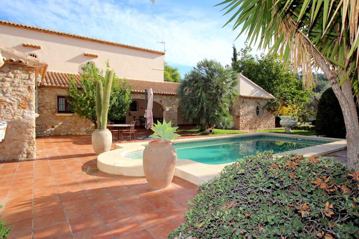 StarckEstates's tweet photo. Genießen Sie den spanischen 🇪🇸Lebensstil in dieser authentischen Natursteinfinca🏡 in Orba.🥰
Charme pur ☺überzeugt auf 260 m2 Wohnfläche, eingebettet in eine mediterrane Wohlfühloase. 😍👌
👉https://t.co/QCgxNarIJH
#orba #finca #fincastyle #stonehouse #mediterraneanstyle https://t.co/1qRVLgO8WM