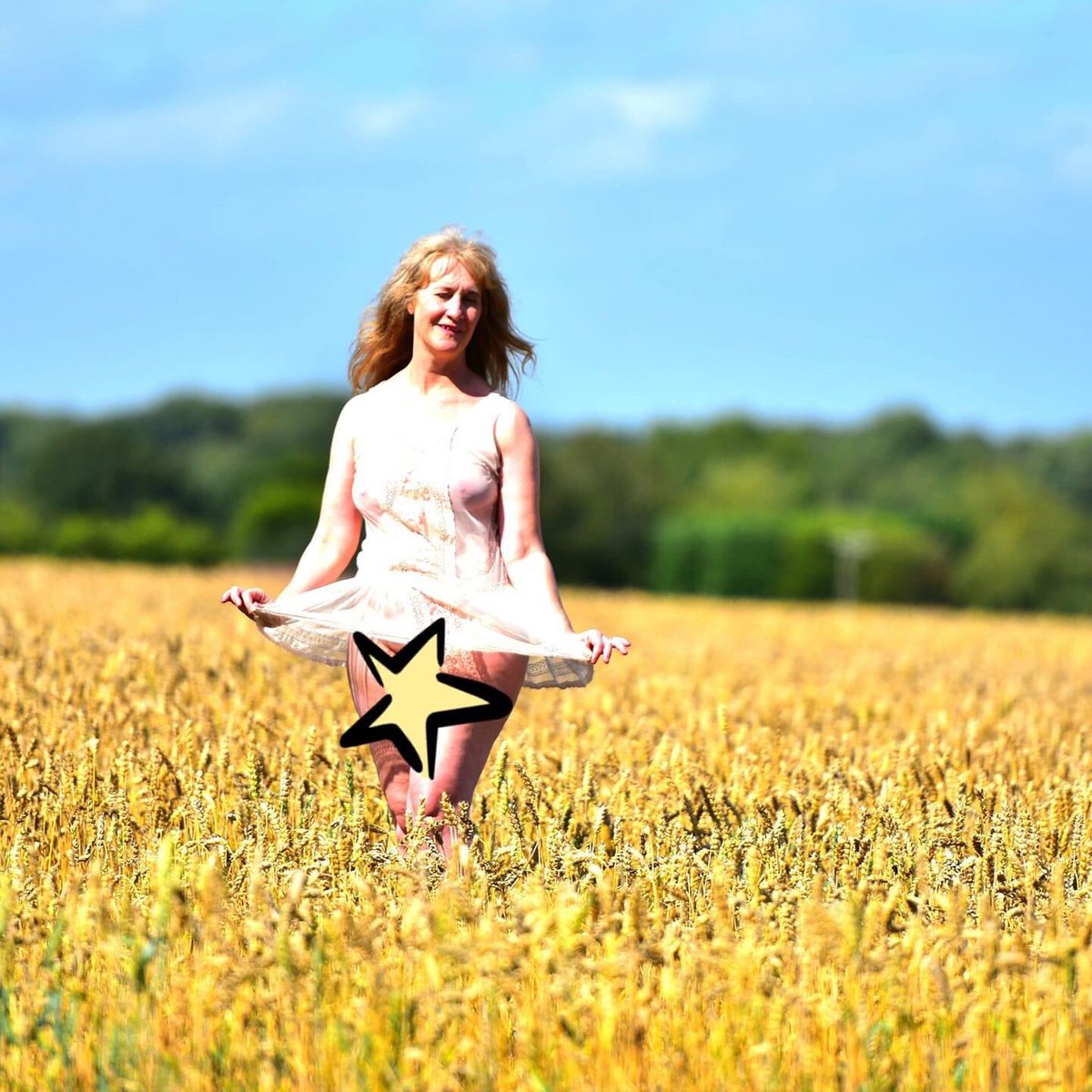 lanie_model's tweet photo. Happy Friday ๐although not much sun today in the heart of England. #laniemodel #warwickshiremodel #westmidsmodel #artistsmodel #goldenfields https://t.co/Dul0lAWT2U