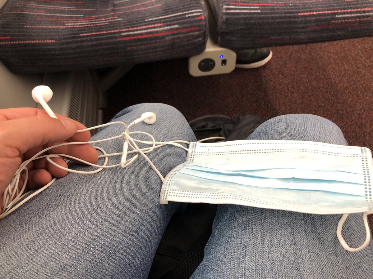 Merseabouy's tweet photo. If I had a quid for every minute I’ve spent untangling face masks and earphones this year, I’d be a fucking millionaire !! https://t.co/pcpXl2IoXS