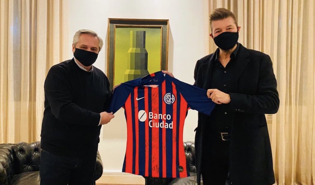 Qué Tinelli le lleve una camiseta de San Lorenzo al Presidente es ACTIVIDAD ULTRA ESENCIAL pero que el mozo de un bar que no labura hace 5 meses tenga para comer puede esperar.