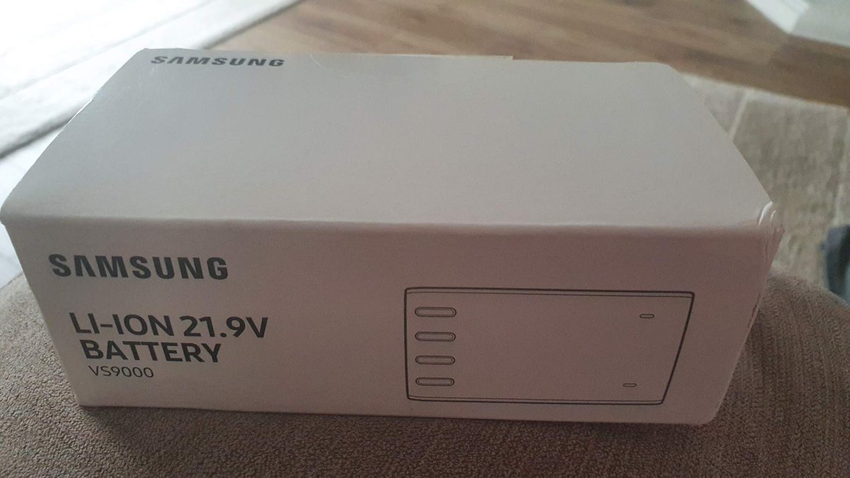 TabithasDad's tweet photo. @SamsungUK Incredibly poor, 32" TV ordered and this delivered??? Reported to call centre, but not confident with response...delivery needed asap..can you sort please?? https://t.co/eQazUHf861