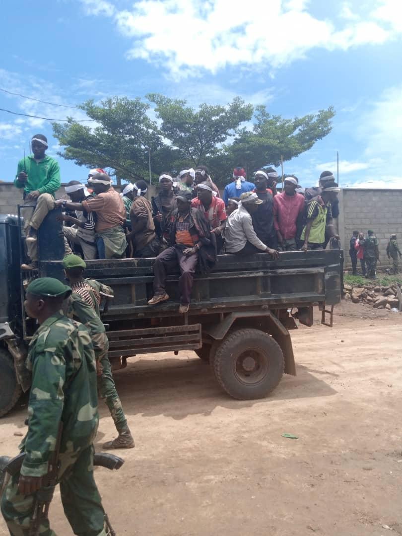 PacifiqueUk's tweet photo. Vers une #somalisation de l'#ituri?
Que fait le service de sécurité?
Comment ces assaillants de #codeco se sont retrouvés au centre ville de #Bunia sans inquiétude?
Vous retournez les assaillants qui nous tuent dans vos vehicules. DVV.@Presidence_RDC @PrimatureRDC @JeanBamanisa https://t.co/xDvH1o2Yqn
