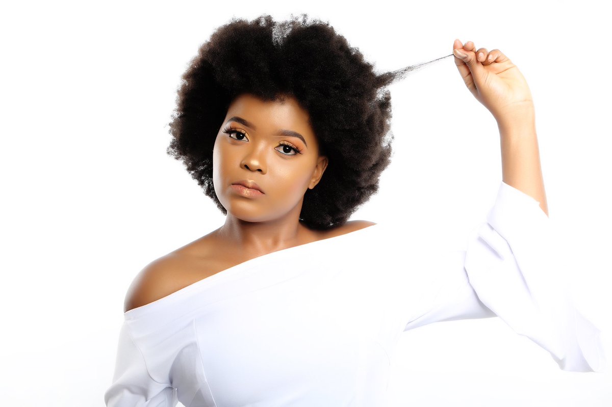 Phatsimocosm's tweet photo. Don’t let @Clicks_SA tell you your hair is dull and dry! Phatsimo Hair products are made with your hair’s needs in mind, from plant sourced ingredients to help grow healthy African hair 💚 https://t.co/UbqMHHb67x
