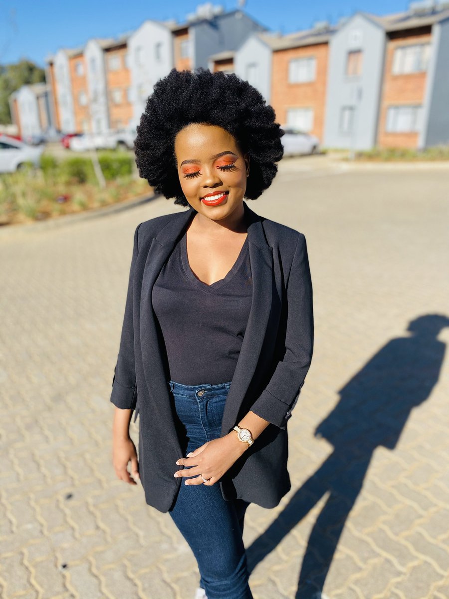 Phatsimocosm's tweet photo. Don’t let @Clicks_SA tell you your hair is dull and dry! Phatsimo Hair products are made with your hair’s needs in mind, from plant sourced ingredients to help grow healthy African hair 💚 https://t.co/UbqMHHb67x