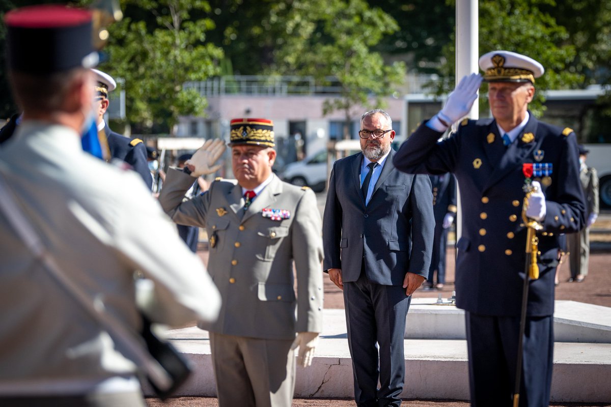Gouv_mili_Lyon's tweet photo. Aujourd’hui, le commissaire général hors classe Stéphane PIAT, directeur du Service du Commissariat des Armées, accompagné du Gouverneur Militaire de Lyon, a présidé la cérémonie de fusion du Groupement de Soutien de la Base de Défense Lyon-Valence-La Valbonne. https://t.co/7JLutXtrXC