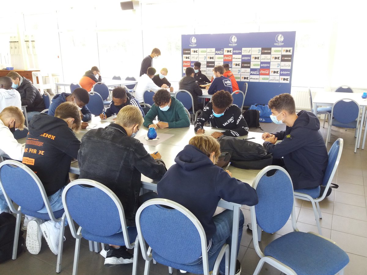 BjornDeNeve's tweet photo. Unicum voor @KAAGent. In ons opstartjaar voor de schoolprojecten U13 tot U18 startten we deze week op met exact 60 spelers. Ownership, diepgaand individualiseren, breedmotorische accenten,... Samen het verschil maken. Veel succes aan alle jongens educatief en sportief! 
💙💨💙 https://t.co/gOJI5fiFkV