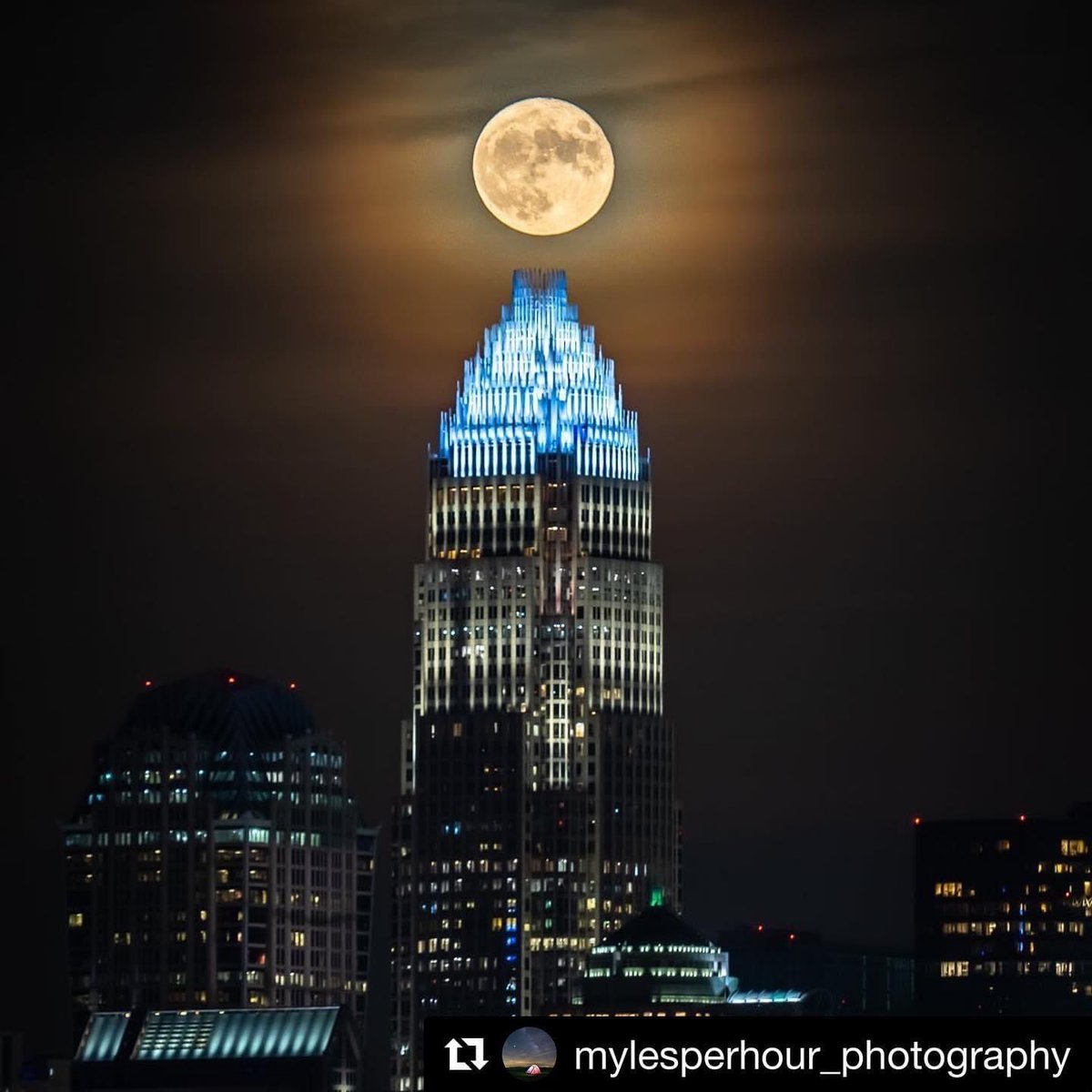 MorganLandscape's tweet photo. Full Corn Moon a few nights ago over Uptown! photo credit @mylesperhour_photography
#september #nature #charlottenc #skyline #uptowncharlotte #uptownclt #moon #fullmoon #charlottemoon #moonphoto #keepingcharlottegreen #themorganlandscapegroup https://t.co/9PrJZg8Fca