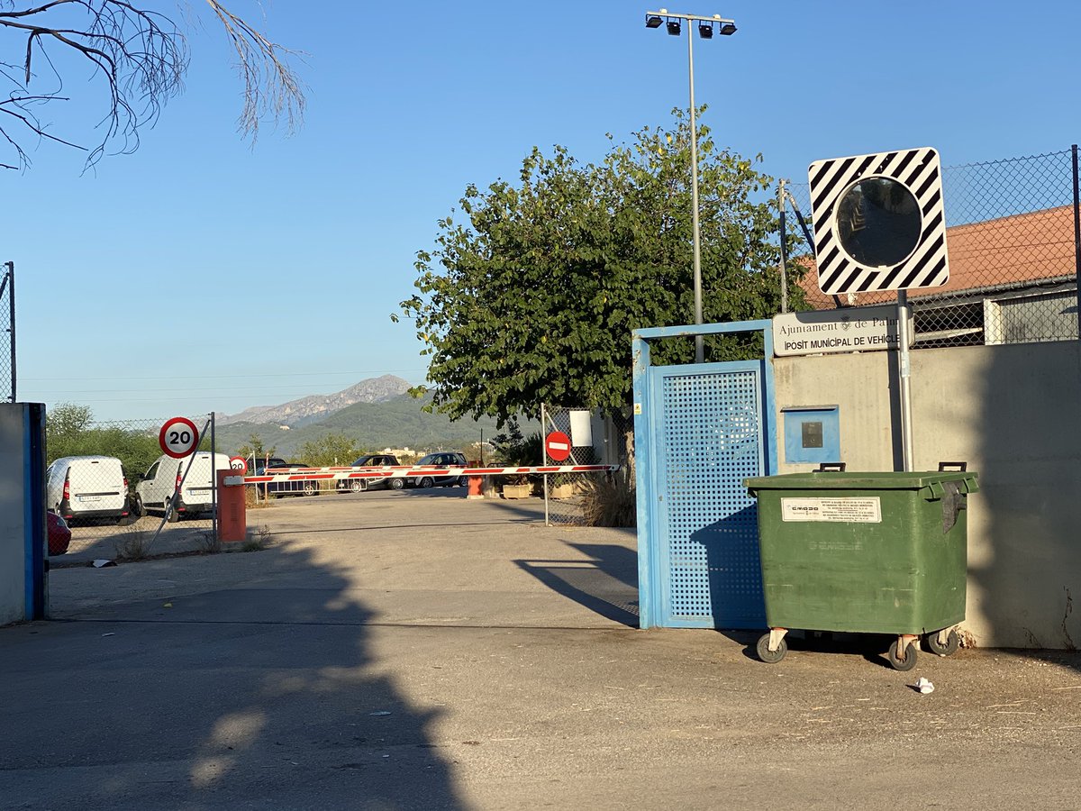 AsimaPoligonos's tweet photo. Foto aérea (hace 1 año aprox) depósito municipal vehículos de #SonToells junto a #SonCastelló
Caben +1000 coches y está casi vacio porque @ajuntpalma fue denunciado por estar en situación ilegal
Mientras decenas de vehículos abandonados en los polígonos 🚗🚘
#suciedad #Covid_19 https://t.co/pgmJfZiScp