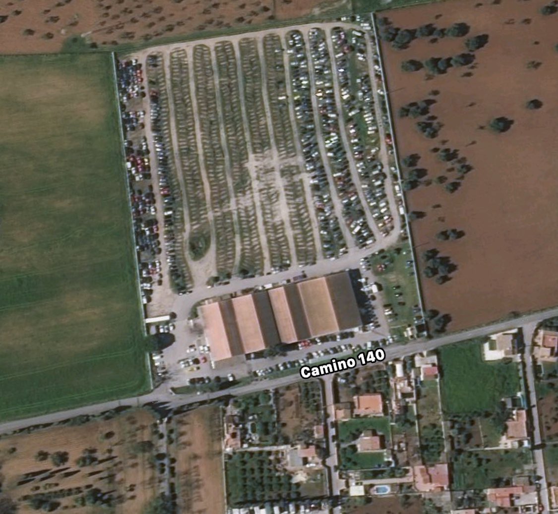 AsimaPoligonos's tweet photo. Foto aérea (hace 1 año aprox) depósito municipal vehículos de #SonToells junto a #SonCastelló
Caben +1000 coches y está casi vacio porque @ajuntpalma fue denunciado por estar en situación ilegal
Mientras decenas de vehículos abandonados en los polígonos 🚗🚘
#suciedad #Covid_19 https://t.co/pgmJfZiScp