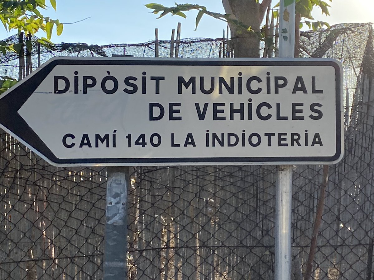 AsimaPoligonos's tweet photo. Foto aérea (hace 1 año aprox) depósito municipal vehículos de #SonToells junto a #SonCastelló
Caben +1000 coches y está casi vacio porque @ajuntpalma fue denunciado por estar en situación ilegal
Mientras decenas de vehículos abandonados en los polígonos 🚗🚘
#suciedad #Covid_19 https://t.co/pgmJfZiScp