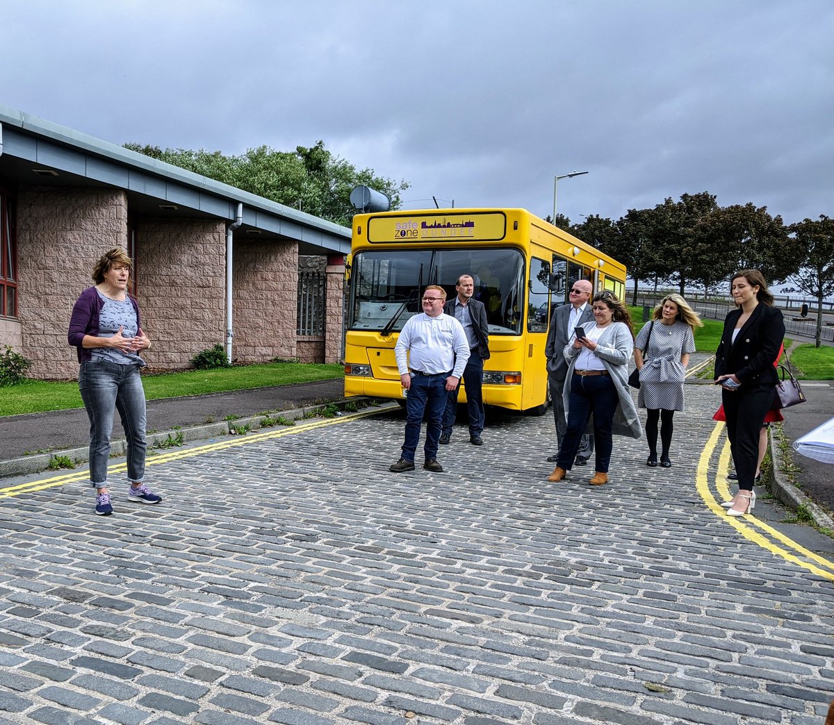 XploreDundee's tweet photo. We were pleased to join @DundeeSafeZone earlier to see their new-look bus and hear about the amazing work they've been doing with vulnerable people in Dundee throughout the pandemic. Well done to our friends at the Safe Zone Bus! 👍🏻 https://t.co/ACX34vSOd7