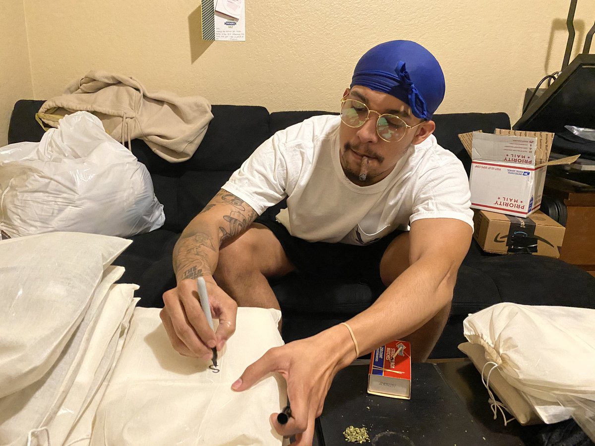 Selfsuccesswork's tweet photo. DM ME 4 YOUR CARE PACKAGE 
📦👕🩳 https://t.co/JrUDr4kMVq