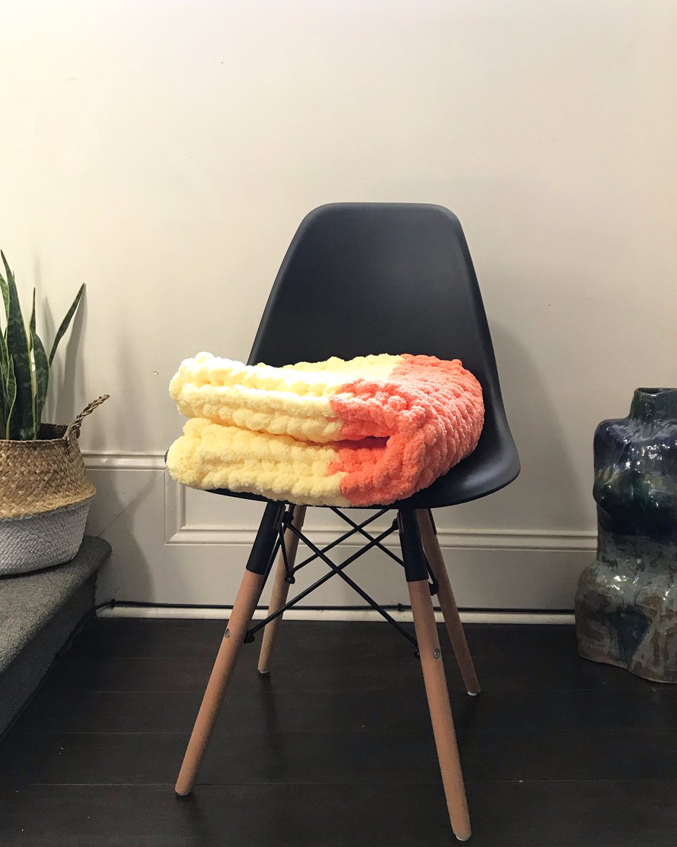 knitsandlove's tweet image. This baby blanket 🥰🥰 it’s Coral and Pale Yellow! It’s about 2ft by 3ft!  message me if you would like something similar!  #flatlay #chunkyknitswithlove #chunkyknitblankets #handmadechunkyknitblankets #chunkyknitblanketsdmv #knitting #knittingaddict #knittinglove #knitting