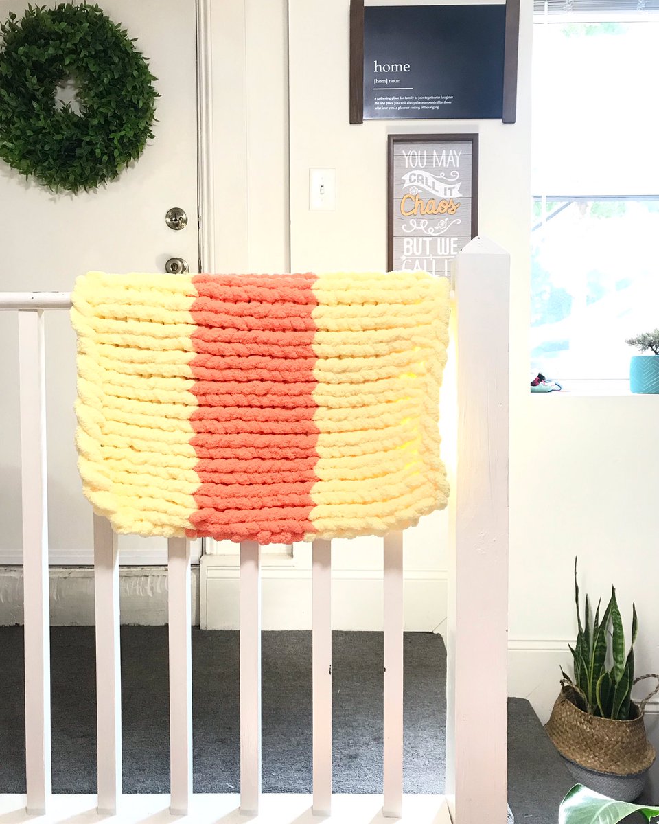 knitsandlove's tweet image. This baby blanket 🥰🥰 it’s Coral and Pale Yellow! It’s about 2ft by 3ft!  message me if you would like something similar!  #flatlay #chunkyknitswithlove #chunkyknitblankets #handmadechunkyknitblankets #chunkyknitblanketsdmv #knitting #knittingaddict #knittinglove #knitting