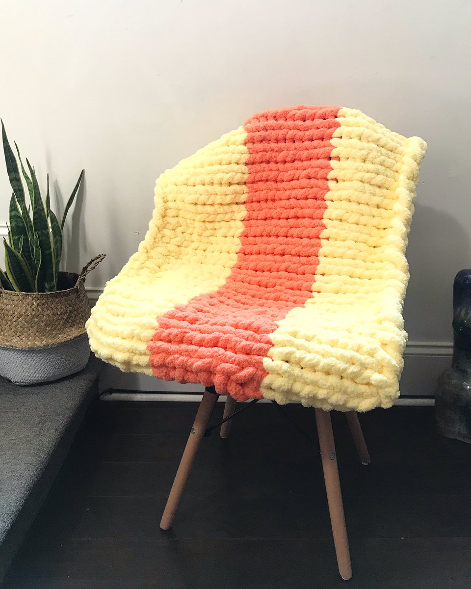 knitsandlove's tweet image. This baby blanket 🥰🥰 it’s Coral and Pale Yellow! It’s about 2ft by 3ft!  message me if you would like something similar!  #flatlay #chunkyknitswithlove #chunkyknitblankets #handmadechunkyknitblankets #chunkyknitblanketsdmv #knitting #knittingaddict #knittinglove #knitting