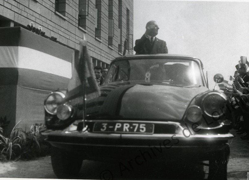 VilledeLorient's tweet image. 📅 C'est arrivé un 9 septembre à #Lorient... En1960, inauguration officielle de l'hôtel de ville de Lorient par le président de la République, Charles De Gaulle, qui signe le livre d'or en présence du maire Louis Glotin. 
@ArchivesLorient #CeJourLà 
#CharlesdeGaulle