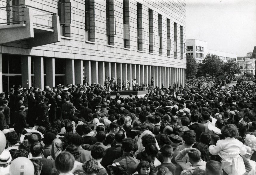 VilledeLorient's tweet image. 📅 C'est arrivé un 9 septembre à #Lorient... En1960, inauguration officielle de l'hôtel de ville de Lorient par le président de la République, Charles De Gaulle, qui signe le livre d'or en présence du maire Louis Glotin. 
@ArchivesLorient #CeJourLà 
#CharlesdeGaulle