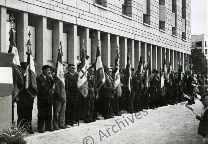 VilledeLorient's tweet image. 📅 C'est arrivé un 9 septembre à #Lorient... En1960, inauguration officielle de l'hôtel de ville de Lorient par le président de la République, Charles De Gaulle, qui signe le livre d'or en présence du maire Louis Glotin. 
@ArchivesLorient #CeJourLà 
#CharlesdeGaulle