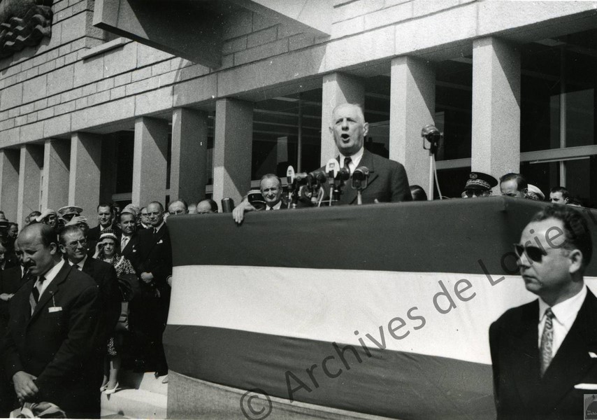 VilledeLorient's tweet image. 📅 C'est arrivé un 9 septembre à #Lorient... En1960, inauguration officielle de l'hôtel de ville de Lorient par le président de la République, Charles De Gaulle, qui signe le livre d'or en présence du maire Louis Glotin. 
@ArchivesLorient #CeJourLà 
#CharlesdeGaulle