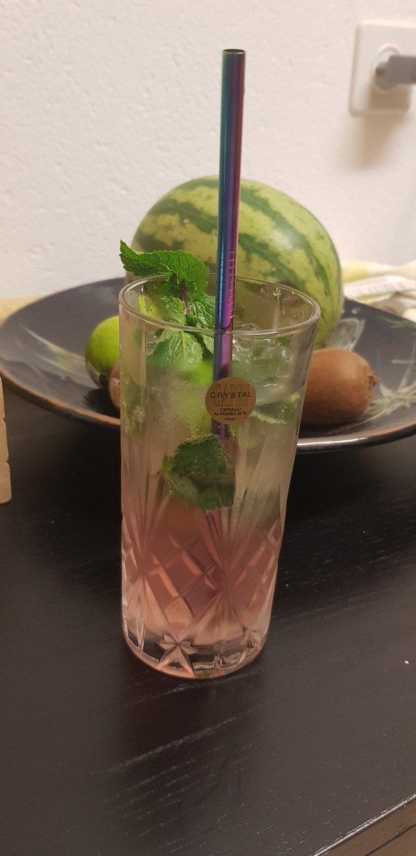 BiljanaAmbrosia's tweet photo. Meine persönliche Drink-Creation:  "Ambrosia"

1/2 Limette (4teln, leicht ausdrücken &amp; ins Glas geben)
2 Zweige frische Minze (1 × Blätter entfernen + ins Glas geben / 1x Deko)
4 cl Secret Garden Apothecary Rose Gin
1 Flasche Fentiman's Rose Lemonade
+ Eis #HappyWeekend 😋🍹🌹 https://t.co/AZxy3VtwiA