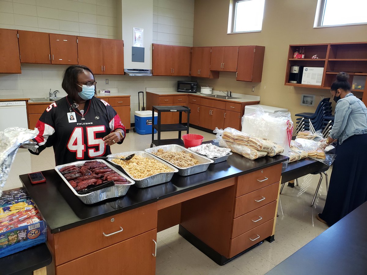 LaneyShavone's tweet photo. We truly have the best principal! Our entire staff has been in overdrive preparing for Tuesday's virtual opening. Yet, she (Janice Sharpe) stayed up all night cooking for her staff of 110+ as a token of her appreciation. #stallionstrong #vipproud #cultureandclimatematters https://t.co/PzBKn7n6yG