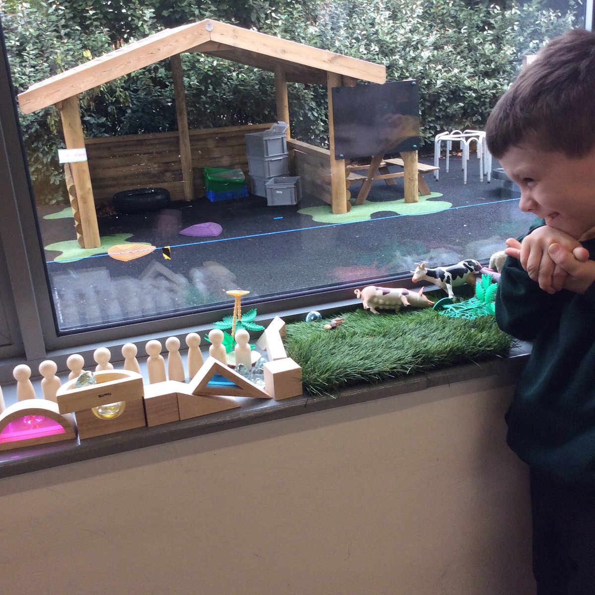 RobinsMPS's tweet photo. Robin’s have certainly enjoyed construction and the small world area today! Working together they created lots of magic! https://t.co/wEjqTS6DPh