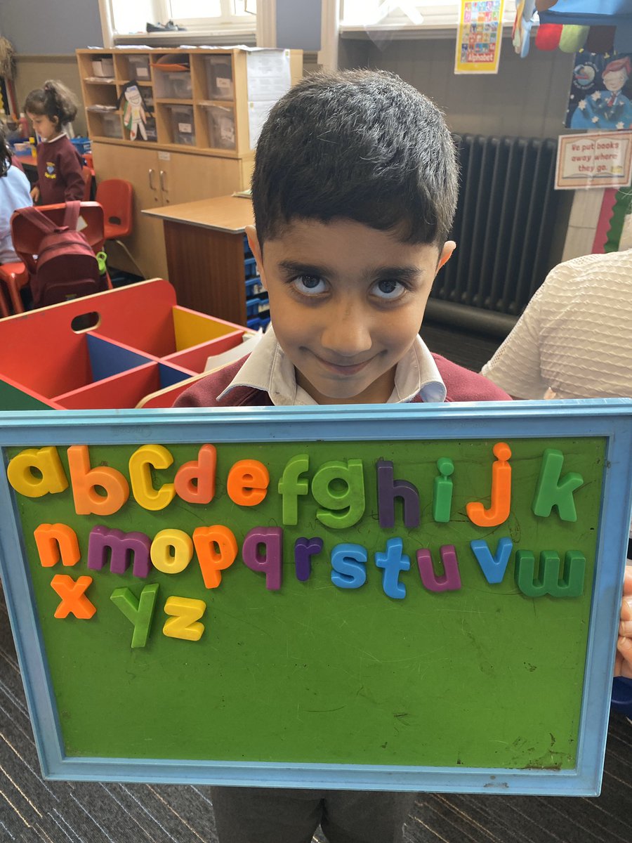 pollokshieldsps's tweet photo. Couldn’t find a ‘W’ so we improvised instead 😁👍🏾(Couldn’t find an ‘L’ either) #GreatTry https://t.co/kN4QEaRpzb