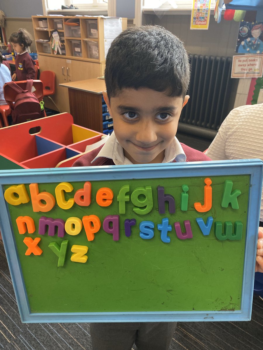 pollokshieldsps's tweet photo. Couldn’t find a ‘W’ so we improvised instead 😁👍🏾(Couldn’t find an ‘L’ either) #GreatTry https://t.co/kN4QEaRpzb