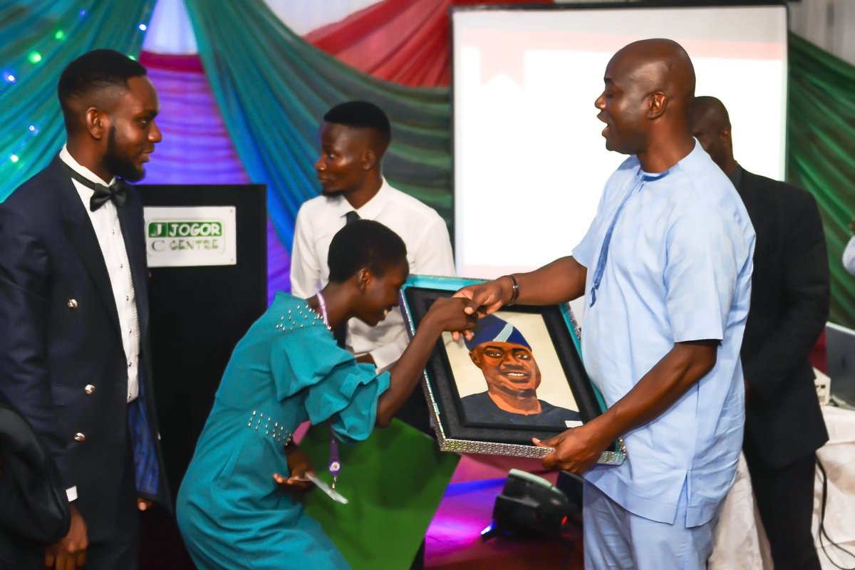 AlaoRuth2's tweet photo. What a privilege to present my work to the executive Governor of Oyo State, Nigeria, Engr Gov. Seyi Makinde @seyimakinde
That portrait was made entirely out of wool. You can check my previous tweets for more π€.
#MADEWITHWOOL #YarnDesignsIt
#CocozzyDidIt
@olabs199 https://t.co/VFrdwVfD8o