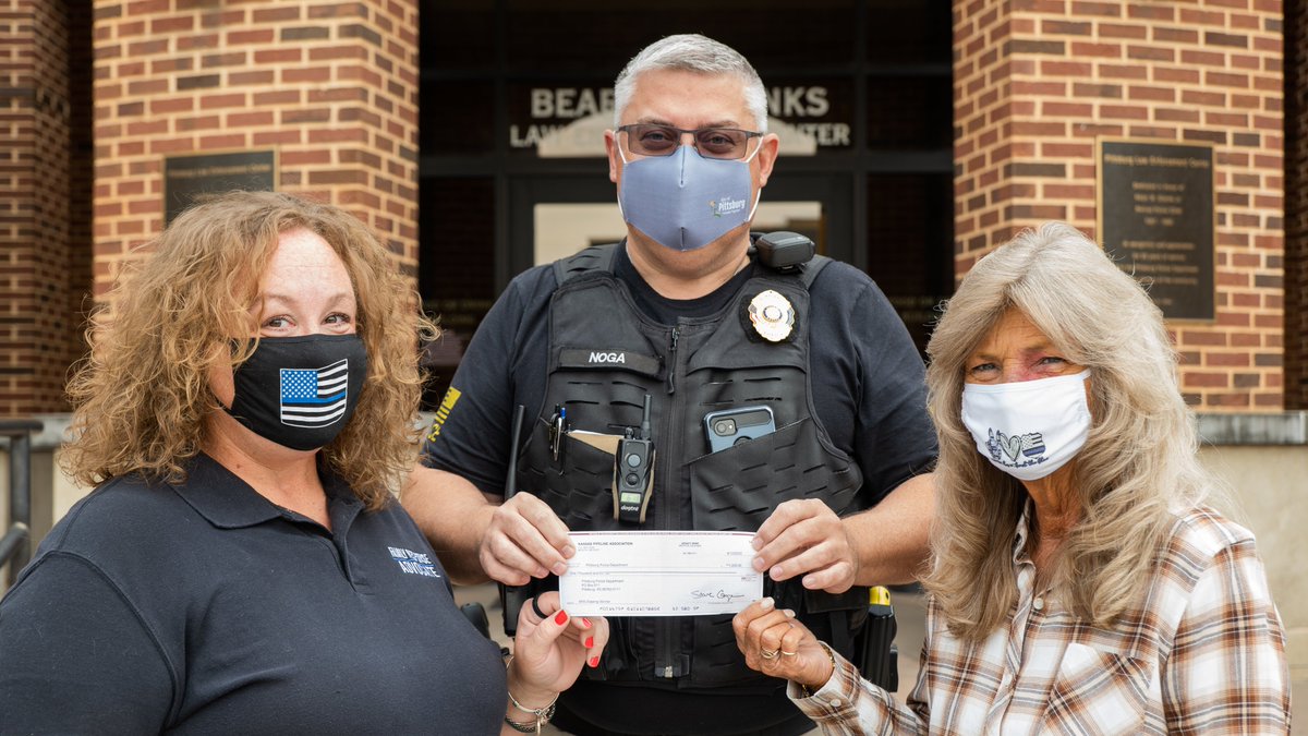 PittPD's tweet photo. Corporal Noga attended a gas safety training offered by @KansasGas where he won a $1,000 cash prize. He is donating the money to our Family Response Advocates Program, which connects parents with support resources in our community. Thanks, Corporal Noga and Kansas Gas Service! https://t.co/IlpKZNYKYO