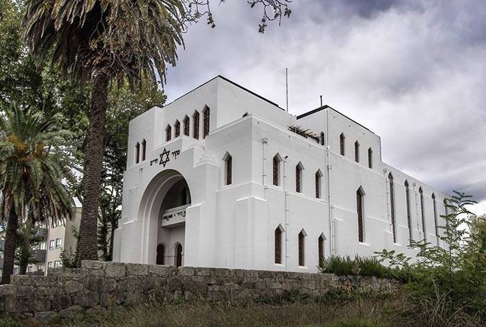 The Kadoorie Synagogue was built in 1938 in Porto, Portugal.It is named after the Baghdadi-Jewish Kadoorie family who funded its construction. Its was built in a Modern style with Sephardi-Moroccan decoration.