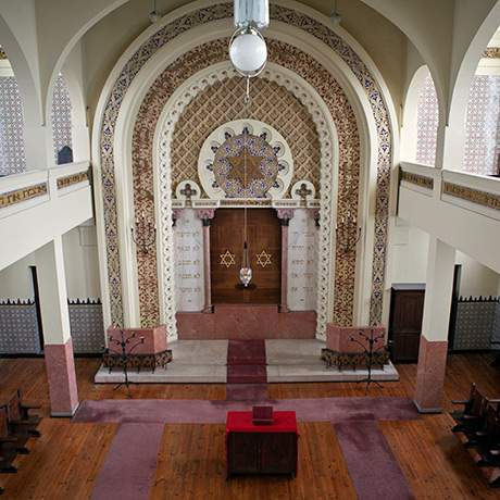 The Kadoorie Synagogue was built in 1938 in Porto, Portugal.It is named after the Baghdadi-Jewish Kadoorie family who funded its construction. Its was built in a Modern style with Sephardi-Moroccan decoration.