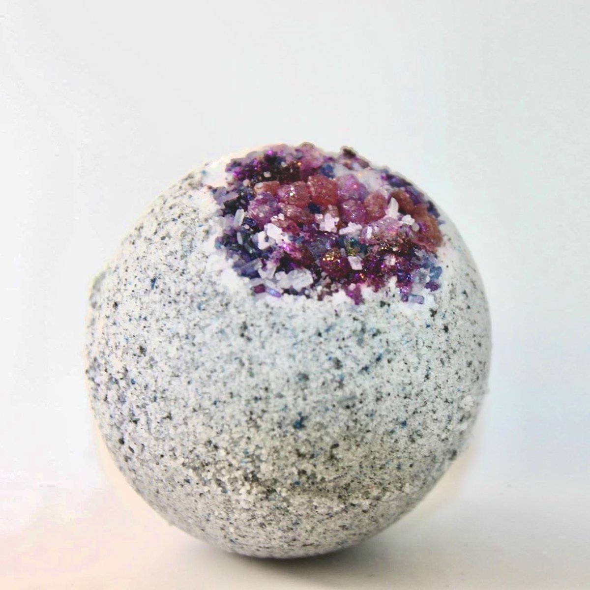 MolotovMom's tweet photo. There’s something so satisfying about using a light box #bathbomb #selflove #selfcare #CBD #SmallBusiness https://t.co/9YTeLs5TtC