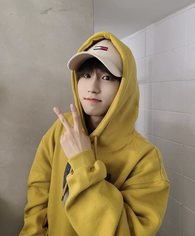 Iuvsikk's tweet photo. hes a lil banana https://t.co/yRg8J5JzBM