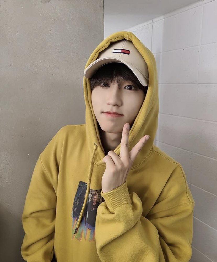 Iuvsikk's tweet photo. hes a lil banana https://t.co/yRg8J5JzBM