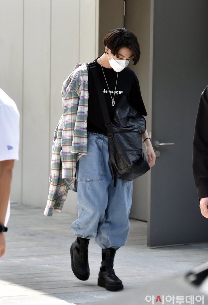 V4NT3H0P3's tweet photo. Jungkook de manga curta mas botou um casaco no braço tatuado 🤡🤡🤡🤡 eu sou uma piada pra você? https://t.co/8nAel8oH1x